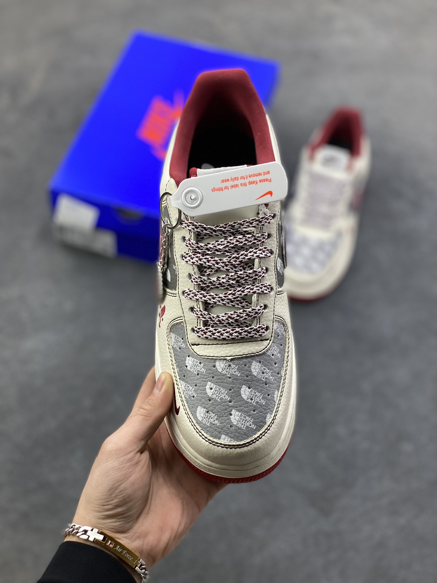 图片[2]-NIke Air Force 1 ‘07 Low “北面联名——米灰拼接”空军一号 低帮 运动鞋 休闲鞋 折边针车 工艺难度大 原楦头原纸板 原装鞋盒 定制五金配件 内置全掌气垫 原厂鞋底 货号：SY1388-015 尺码：36 36.5 37.5 38 38.5 39 40 40.5 41 42 42.5 43 44 44.5 45-选品中心