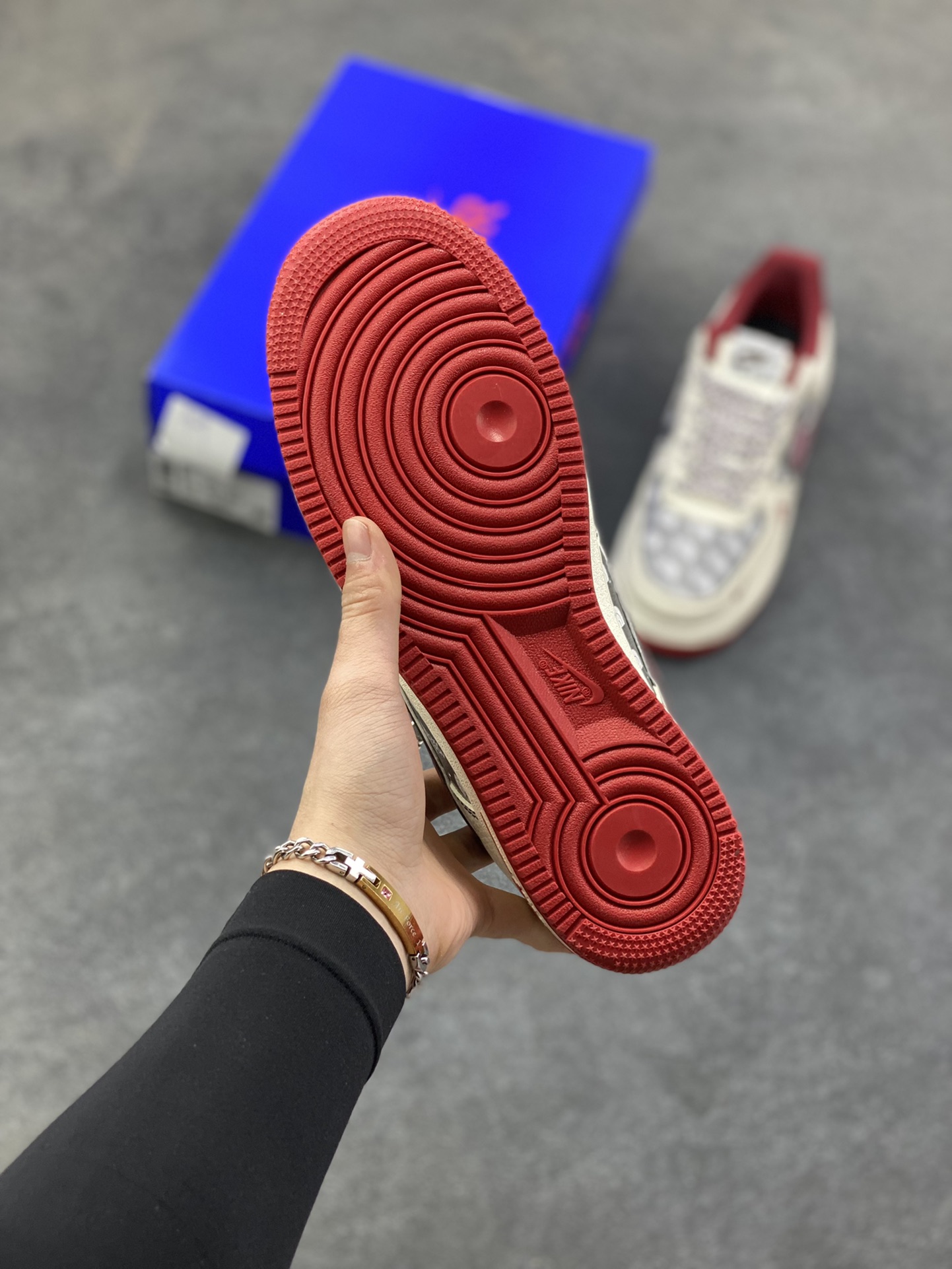 图片[5]-NIke Air Force 1 ‘07 Low “北面联名——米灰拼接”空军一号 低帮 运动鞋 休闲鞋 折边针车 工艺难度大 原楦头原纸板 原装鞋盒 定制五金配件 内置全掌气垫 原厂鞋底 货号：SY1388-015 尺码：36 36.5 37.5 38 38.5 39 40 40.5 41 42 42.5 43 44 44.5 45-选品中心