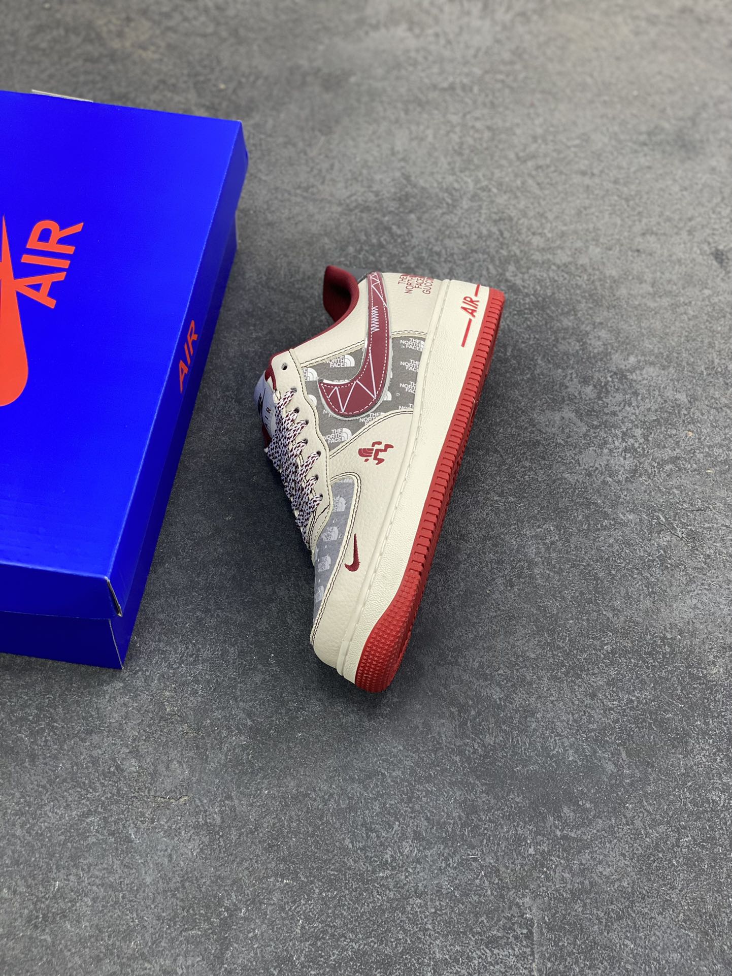 图片[7]-NIke Air Force 1 ‘07 Low “北面联名——米灰拼接”空军一号 低帮 运动鞋 休闲鞋 折边针车 工艺难度大 原楦头原纸板 原装鞋盒 定制五金配件 内置全掌气垫 原厂鞋底 货号：SY1388-015 尺码：36 36.5 37.5 38 38.5 39 40 40.5 41 42 42.5 43 44 44.5 45-选品中心
