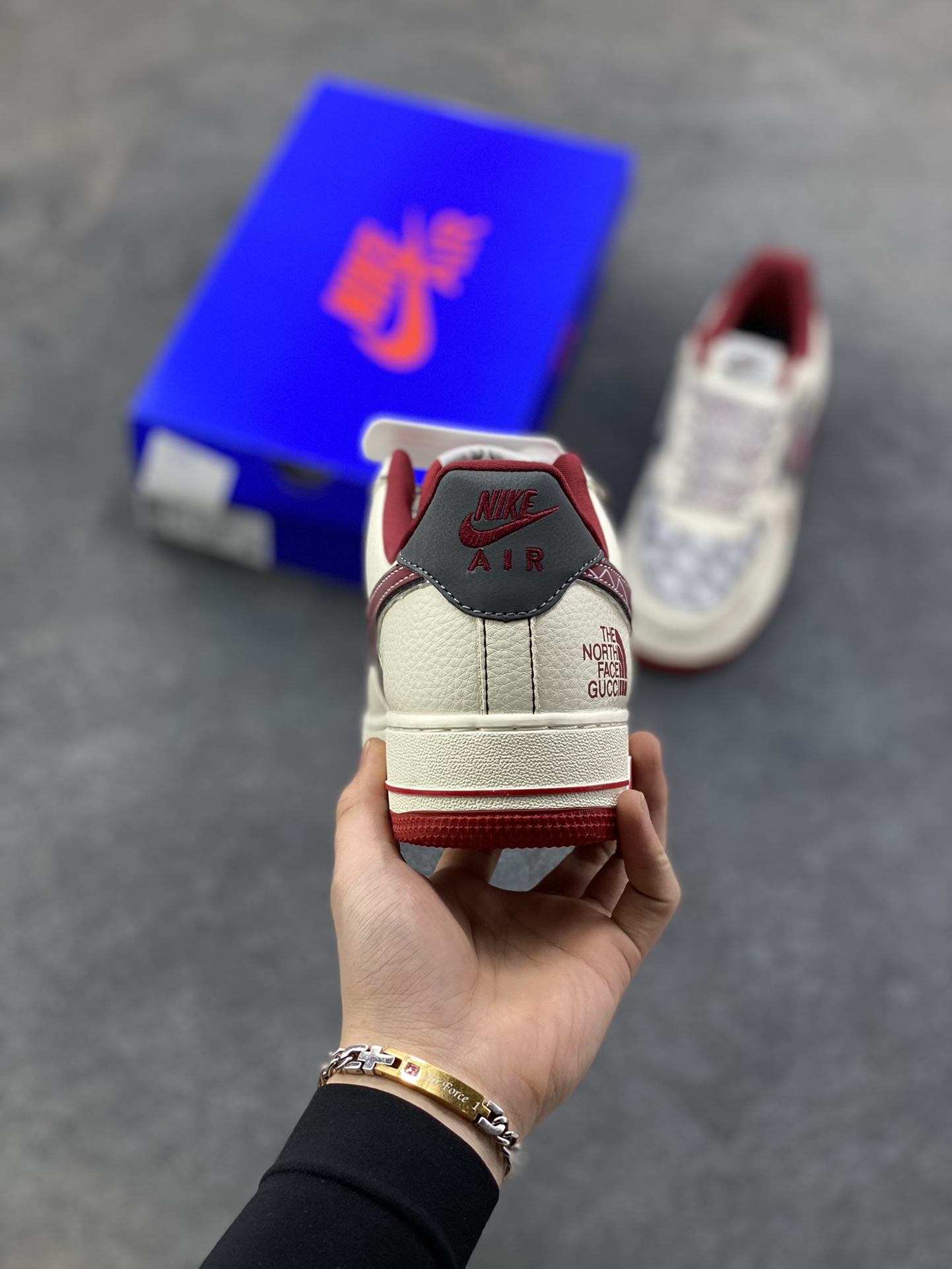 图片[4]-NIke Air Force 1 ‘07 Low “北面联名——米灰拼接”空军一号 低帮 运动鞋 休闲鞋 折边针车 工艺难度大 原楦头原纸板 原装鞋盒 定制五金配件 内置全掌气垫 原厂鞋底 货号：SY1388-015 尺码：36 36.5 37.5 38 38.5 39 40 40.5 41 42 42.5 43 44 44.5 45-选品中心