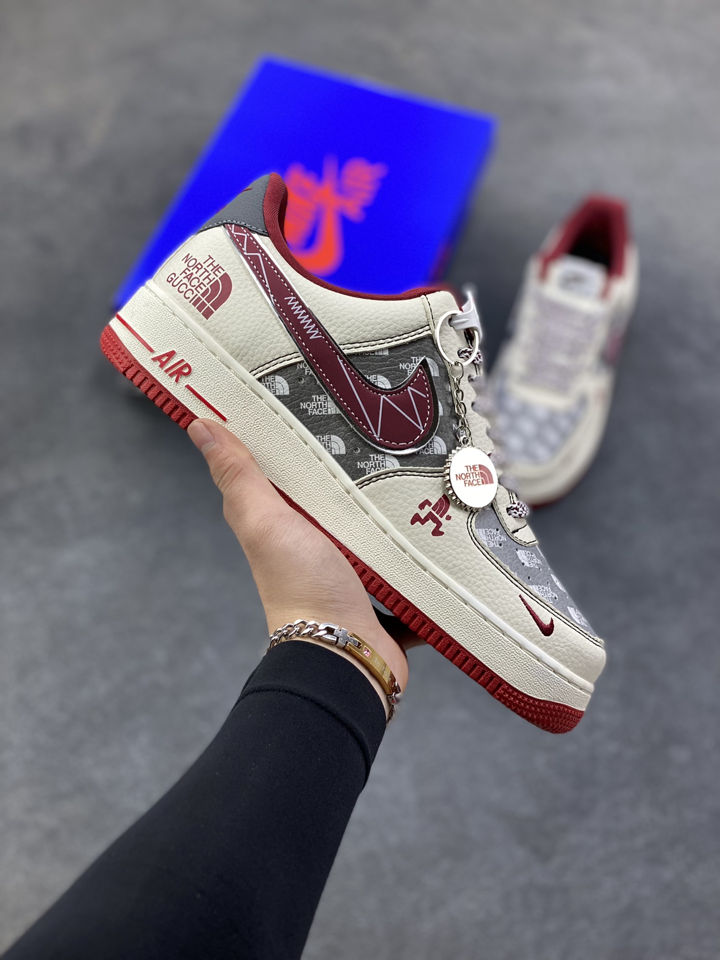 NIke Air Force 1 ‘07 Low “北面联名——米灰拼接”空军一号 低帮 运动鞋 休闲鞋 折边针车 工艺难度大 原楦头原纸板 原装鞋盒 定制五金配件 内置全掌气垫 原厂鞋底 货号：SY1388-015 尺码：36 36.5 37.5 38 38.5 39 40 40.5 41 42 42.5 43 44 44.5 45-选品中心