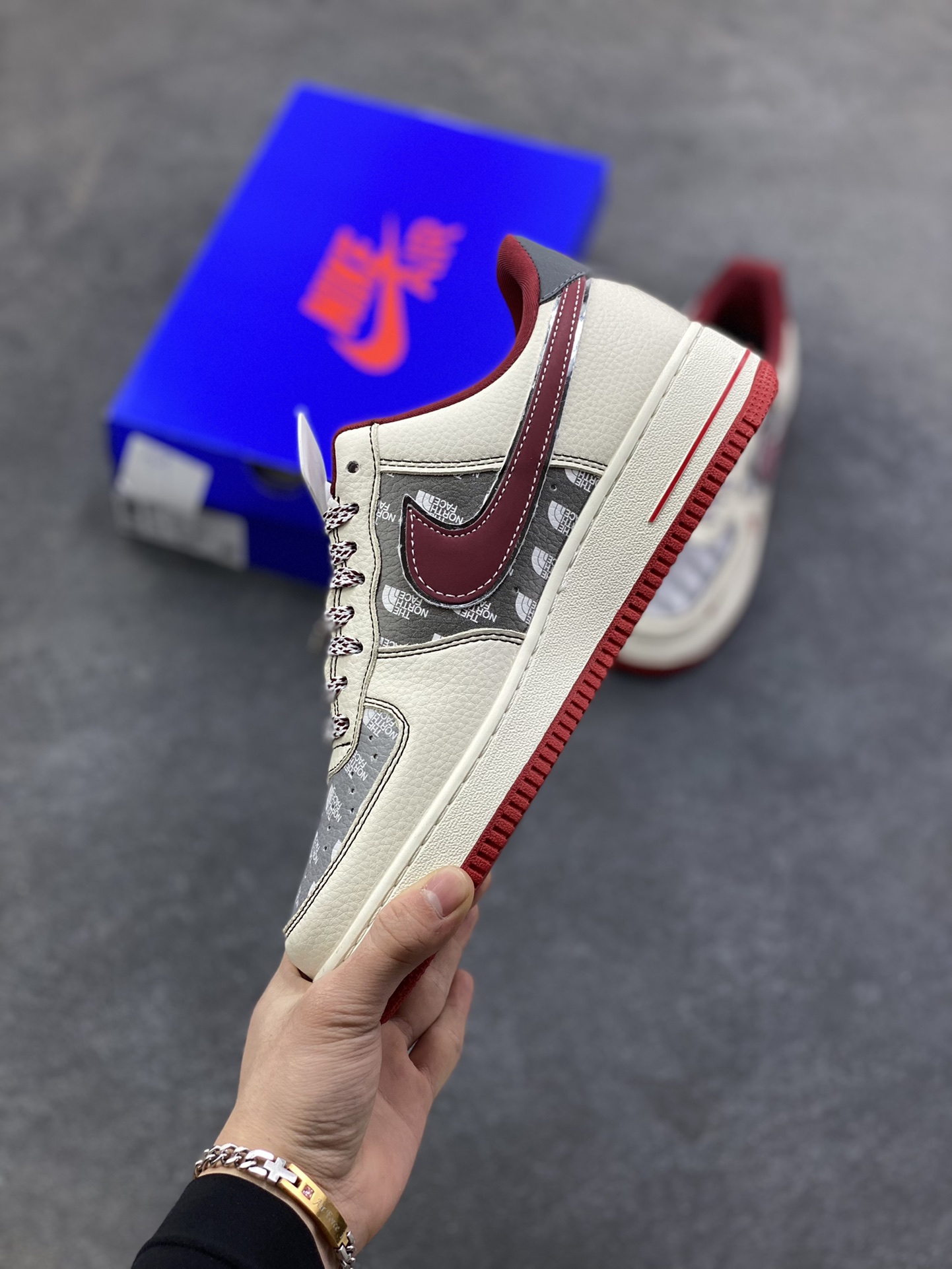 图片[3]-NIke Air Force 1 ‘07 Low “北面联名——米灰拼接”空军一号 低帮 运动鞋 休闲鞋 折边针车 工艺难度大 原楦头原纸板 原装鞋盒 定制五金配件 内置全掌气垫 原厂鞋底 货号：SY1388-015 尺码：36 36.5 37.5 38 38.5 39 40 40.5 41 42 42.5 43 44 44.5 45-选品中心