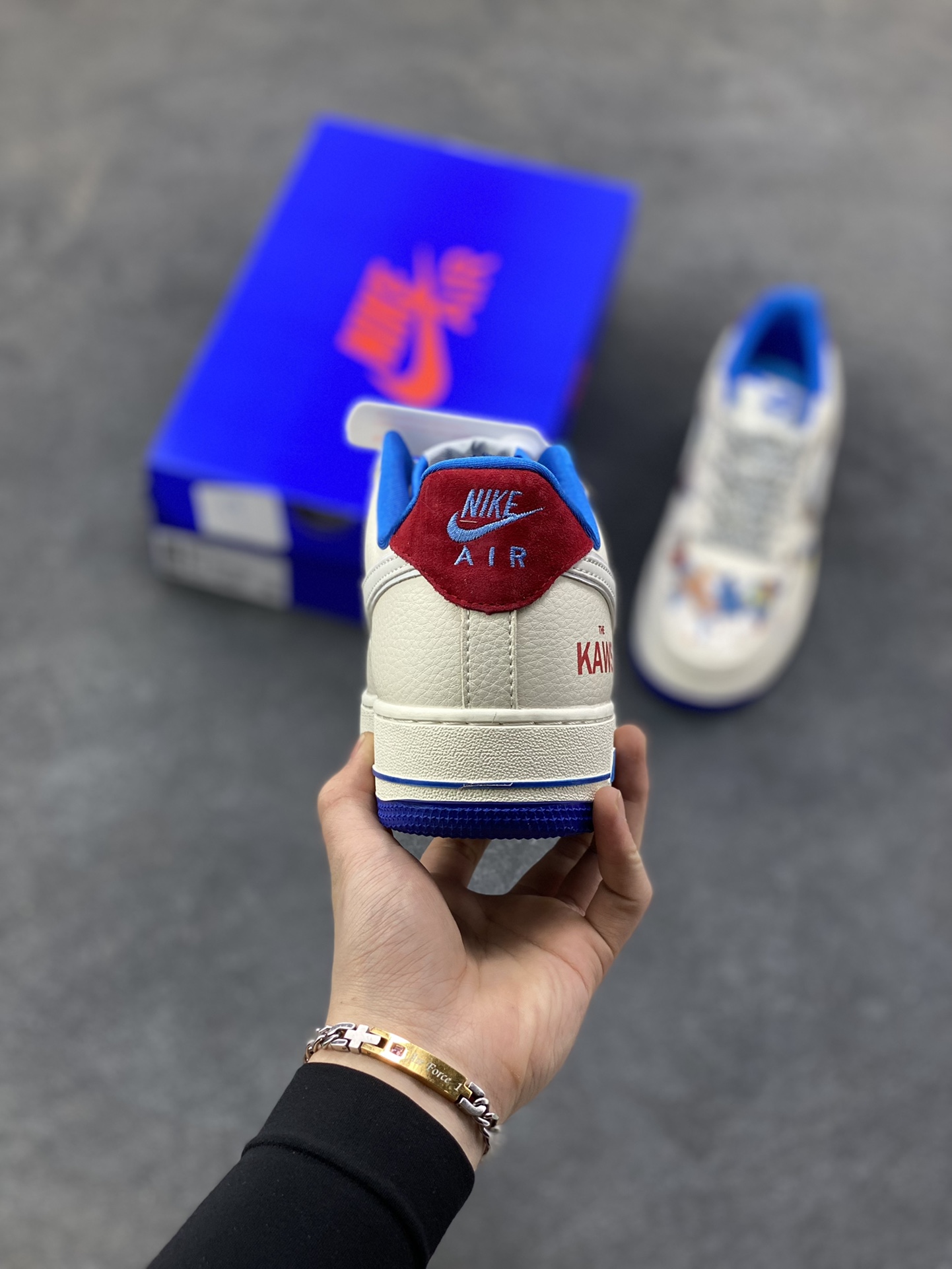 图片[4]-NIke Air Force 1 ‘07 Low “KAWS联名——多彩涂鸦”空军一号 低帮 运动鞋 休闲鞋 折边针车 工艺难度大 原楦头原纸板 原装鞋盒 定制五金配件 内置全掌气垫 原厂鞋底 货号：SY1388-017 尺码：36 36.5 37.5 38 38.5 39 40 40.5 41 42 42.5 43 44 44.5 45-选品中心