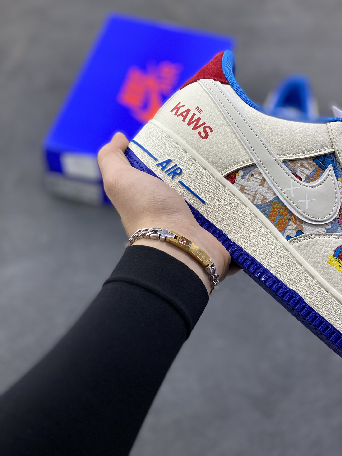 图片[6]-NIke Air Force 1 ‘07 Low “KAWS联名——多彩涂鸦”空军一号 低帮 运动鞋 休闲鞋 折边针车 工艺难度大 原楦头原纸板 原装鞋盒 定制五金配件 内置全掌气垫 原厂鞋底 货号：SY1388-017 尺码：36 36.5 37.5 38 38.5 39 40 40.5 41 42 42.5 43 44 44.5 45-选品中心