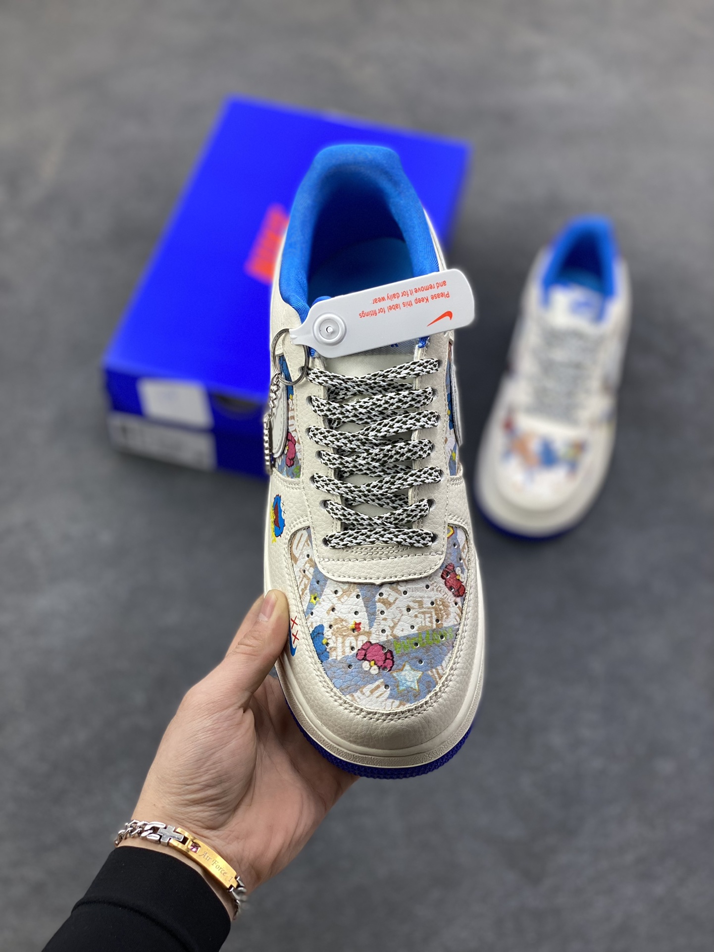 图片[2]-NIke Air Force 1 ‘07 Low “KAWS联名——多彩涂鸦”空军一号 低帮 运动鞋 休闲鞋 折边针车 工艺难度大 原楦头原纸板 原装鞋盒 定制五金配件 内置全掌气垫 原厂鞋底 货号：SY1388-017 尺码：36 36.5 37.5 38 38.5 39 40 40.5 41 42 42.5 43 44 44.5 45-选品中心