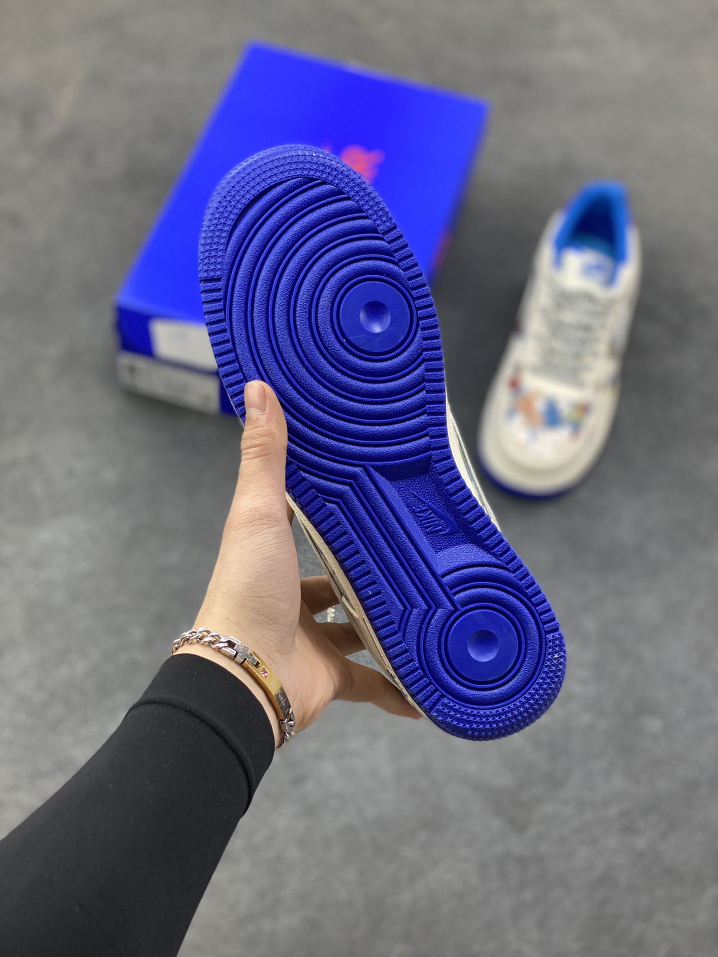 图片[5]-NIke Air Force 1 ‘07 Low “KAWS联名——多彩涂鸦”空军一号 低帮 运动鞋 休闲鞋 折边针车 工艺难度大 原楦头原纸板 原装鞋盒 定制五金配件 内置全掌气垫 原厂鞋底 货号：SY1388-017 尺码：36 36.5 37.5 38 38.5 39 40 40.5 41 42 42.5 43 44 44.5 45-选品中心