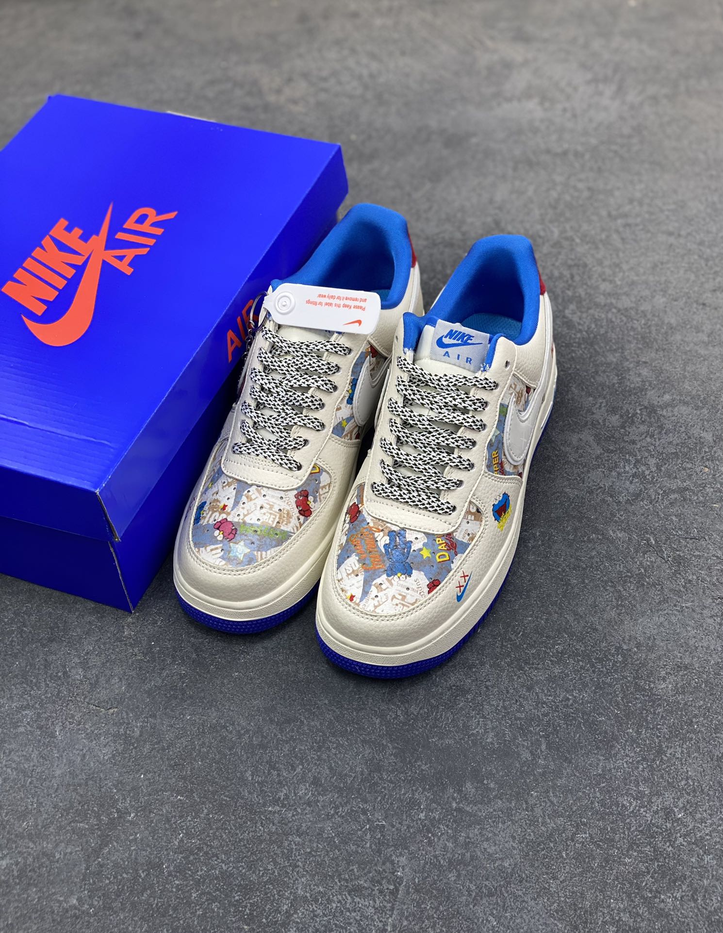 图片[8]-NIke Air Force 1 ‘07 Low “KAWS联名——多彩涂鸦”空军一号 低帮 运动鞋 休闲鞋 折边针车 工艺难度大 原楦头原纸板 原装鞋盒 定制五金配件 内置全掌气垫 原厂鞋底 货号：SY1388-017 尺码：36 36.5 37.5 38 38.5 39 40 40.5 41 42 42.5 43 44 44.5 45-选品中心