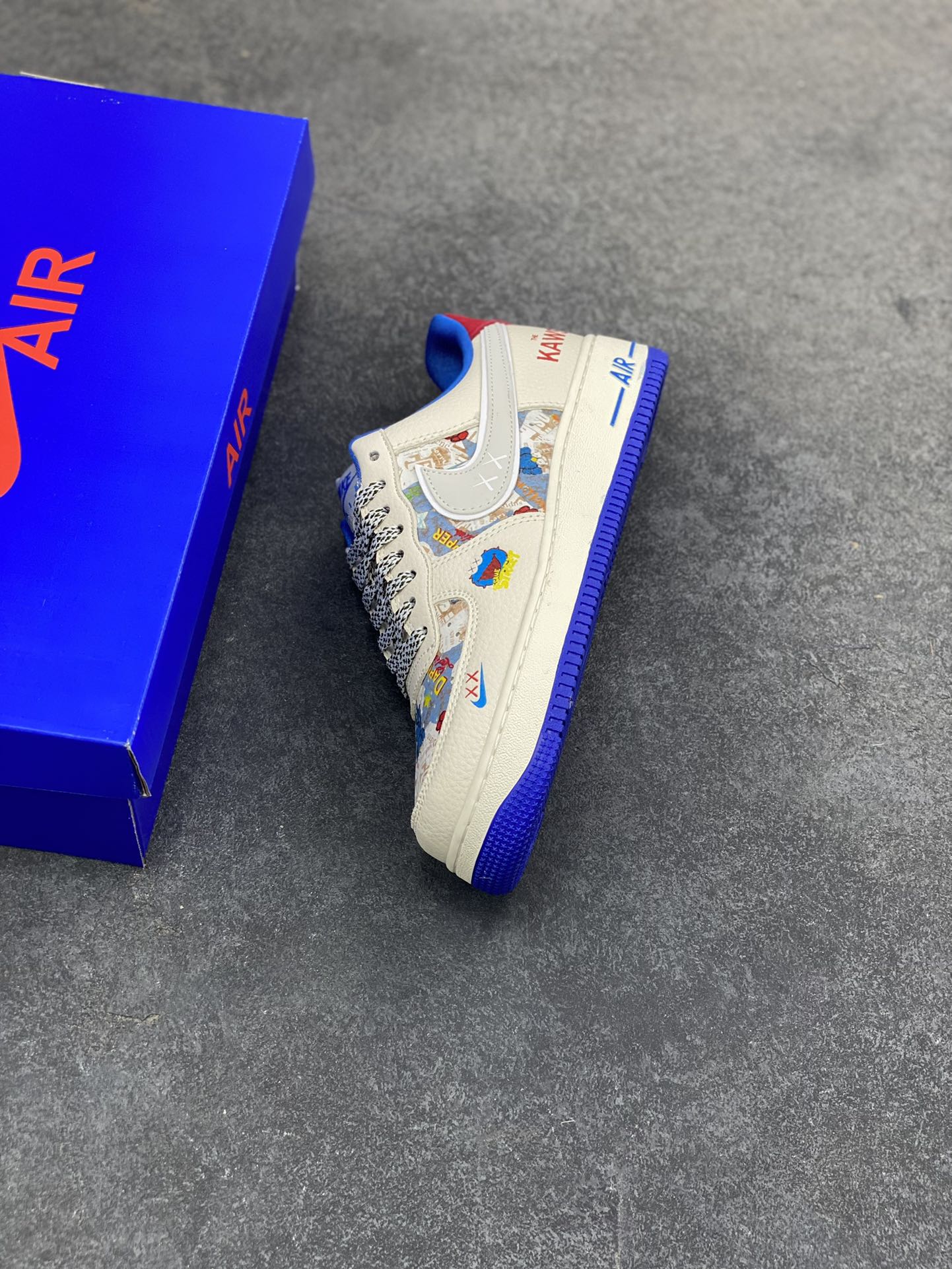 图片[7]-NIke Air Force 1 ‘07 Low “KAWS联名——多彩涂鸦”空军一号 低帮 运动鞋 休闲鞋 折边针车 工艺难度大 原楦头原纸板 原装鞋盒 定制五金配件 内置全掌气垫 原厂鞋底 货号：SY1388-017 尺码：36 36.5 37.5 38 38.5 39 40 40.5 41 42 42.5 43 44 44.5 45-选品中心