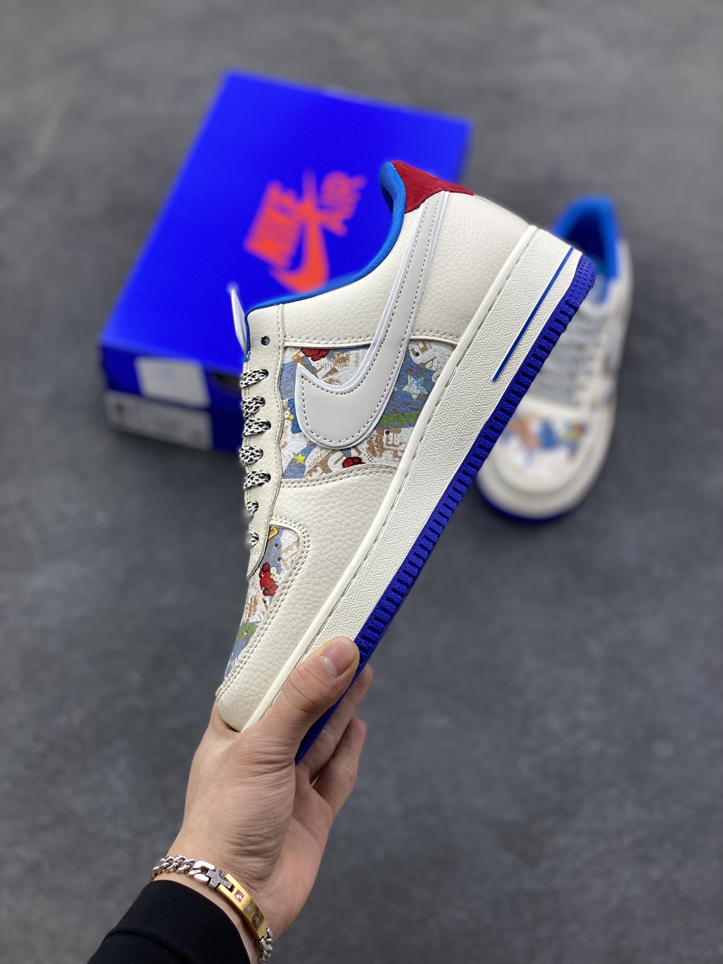 图片[3]-NIke Air Force 1 ‘07 Low “KAWS联名——多彩涂鸦”空军一号 低帮 运动鞋 休闲鞋 折边针车 工艺难度大 原楦头原纸板 原装鞋盒 定制五金配件 内置全掌气垫 原厂鞋底 货号：SY1388-017 尺码：36 36.5 37.5 38 38.5 39 40 40.5 41 42 42.5 43 44 44.5 45-选品中心