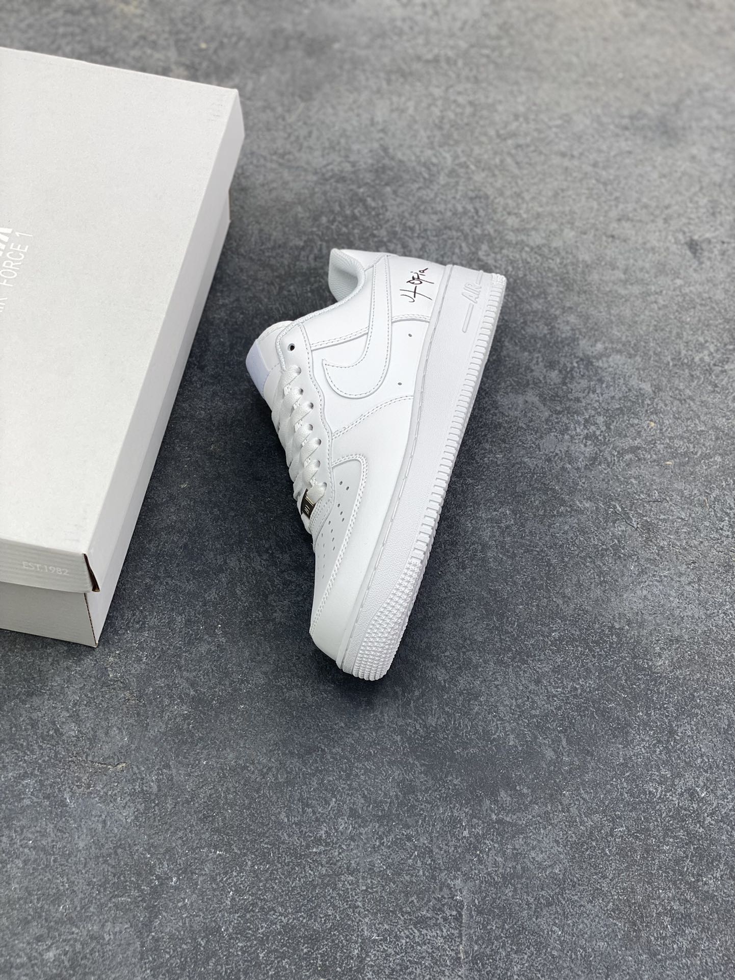 图片[7]-NIke Air Force 1 ‘07 Low 空军一号低帮 运动鞋 休闲鞋 折边针车 工艺难度大 原楦头原纸板 原装鞋盒 定制五金配件 内置全掌气垫 原厂鞋底 货号：CW2288-111 尺码：36 36.5 37.5 38 38.5 39 40 40.5 41 42 42.5 43 44 44.5 45-选品中心