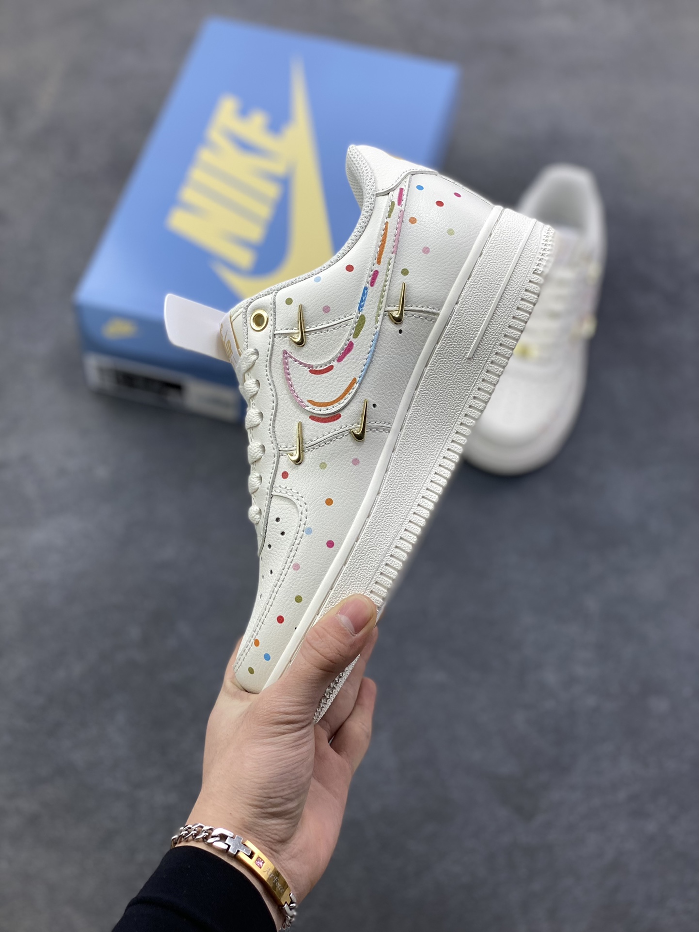 图片[3]-Nike Air Force 1 Low’07 四勾彩喷 空军一号低帮休闲板鞋 定制皮料 定制鞋盒 原楦原纸板 纯正空军版型 内置全掌气垫 货号：ZH0316-151 尺码：36 36.5 37.5 38 38.5 39 40 40.5 41 42 42.5 43 44 44.5 45-选品中心
