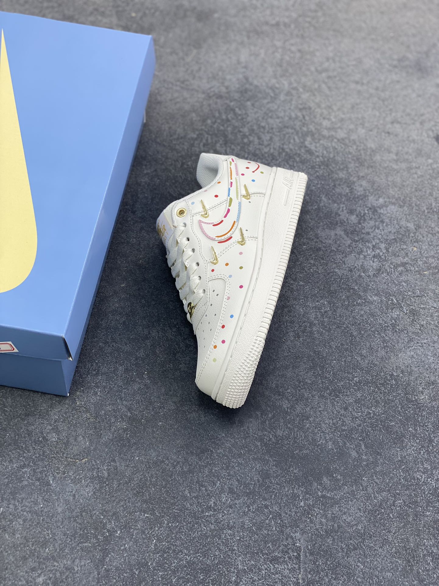 图片[7]-Nike Air Force 1 Low’07 四勾彩喷 空军一号低帮休闲板鞋 定制皮料 定制鞋盒 原楦原纸板 纯正空军版型 内置全掌气垫 货号：ZH0316-151 尺码：36 36.5 37.5 38 38.5 39 40 40.5 41 42 42.5 43 44 44.5 45-选品中心