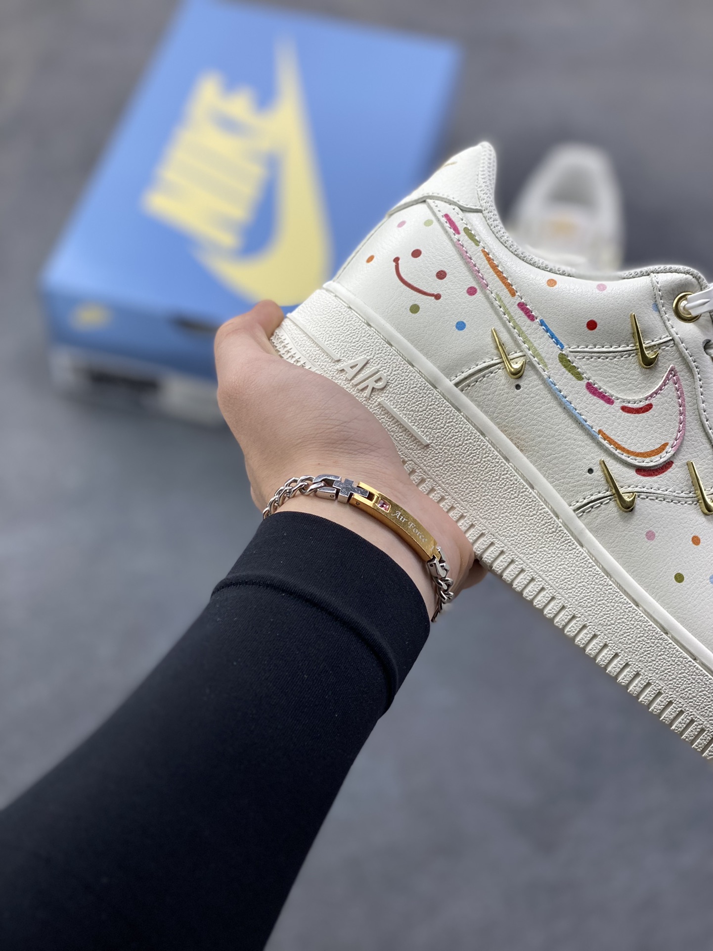 图片[6]-Nike Air Force 1 Low’07 四勾彩喷 空军一号低帮休闲板鞋 定制皮料 定制鞋盒 原楦原纸板 纯正空军版型 内置全掌气垫 货号：ZH0316-151 尺码：36 36.5 37.5 38 38.5 39 40 40.5 41 42 42.5 43 44 44.5 45-选品中心