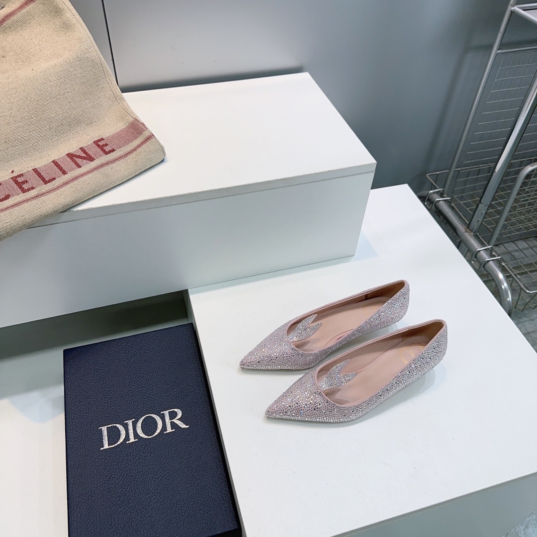 NO:721949,High quality!  Top quality Dior 26 spring and summer dazzling galaxy series!  Crystal hot diamond pointed toe high-heeled wedding shoes!  The new catwalk bling...bling...crystal hot diamond decoration for embellishment!  The small ears are cute and playful, reducing age without losing the sense of luxury ~ the daughter of a rich family has the visual sense ~ elegant and ladylike style!  Super beautiful on the feet ~ full of elegance. A must-have item for delicate little fairies!  The upper is made of sheep suede, the lining is sheepskin, and the genuine leather outsole is imported from Italy. Heel height: 3.5cm. Size: 35-42 (40.41.42 is non-refundable). Comes with original packaging, high heels, dior, dior, high heels, sheepskin, Leather soles.19860909高品质！顶级品质Dior 迪奥26春夏璀璨星河系列！水晶烫钻尖头高跟单鞋婚鞋！ 走秀新款bling...bling...水晶烫钻饰以点缀！小耳朵可爱俏皮减龄又不失高级感～富家千金即视感～高雅大气名媛风！ 上脚超美～尽显优雅气质 精致小仙女必入单品！ 鞋面采用羊反绒烫钻 内里垫脚羊皮 意大利进口真皮大底 跟高: 3.5cm 码数:35-42（40.41.42定不退换） 配原版包装,高跟鞋,dior,dior,high heels,sheepskin,Leather soles,Women's Shoes