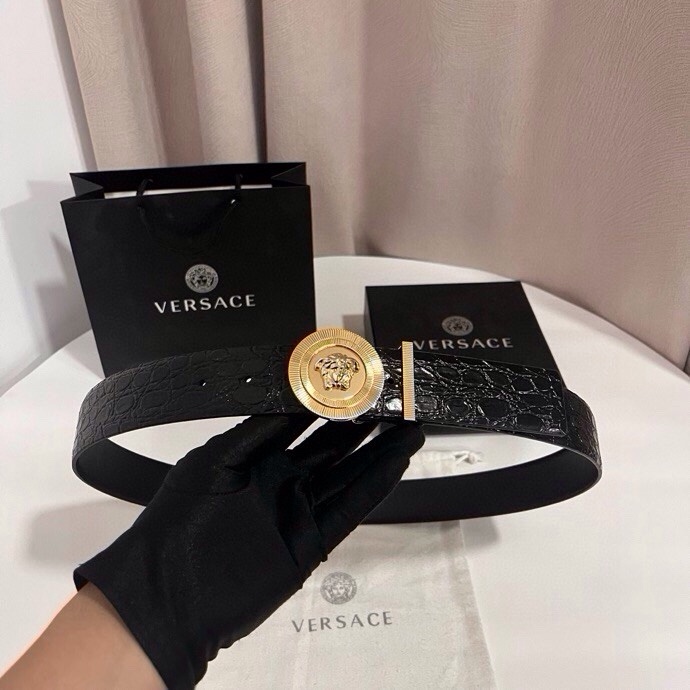 范思哲 这款皮带采用鳄鱼纹压花皮革制成，配有美杜莎大号搭扣和装饰性皮带环，4.0cm