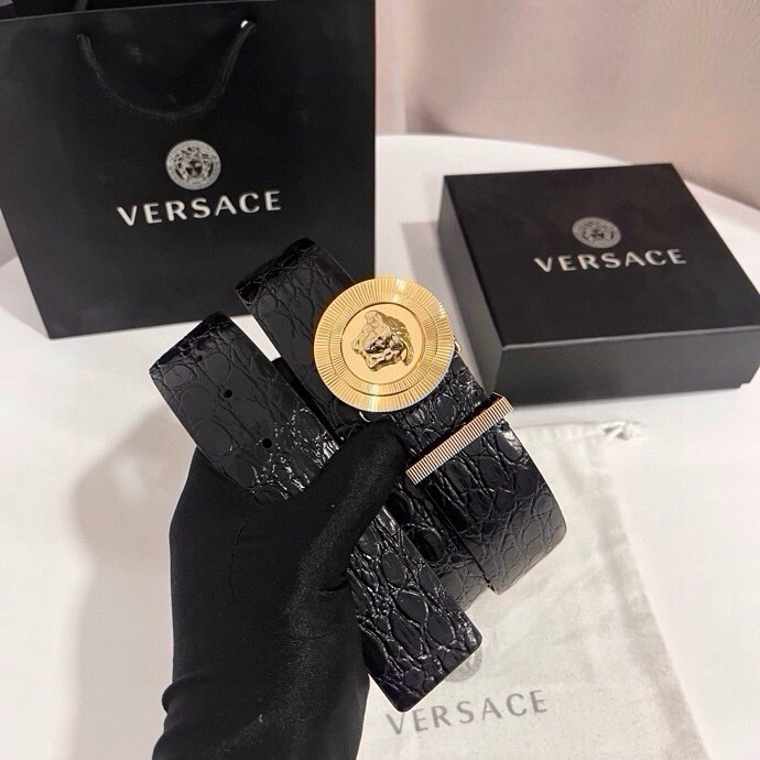 范思哲 这款皮带采用鳄鱼纹压花皮革制成，配有美杜莎大号搭扣和装饰性皮带环，4.0cm