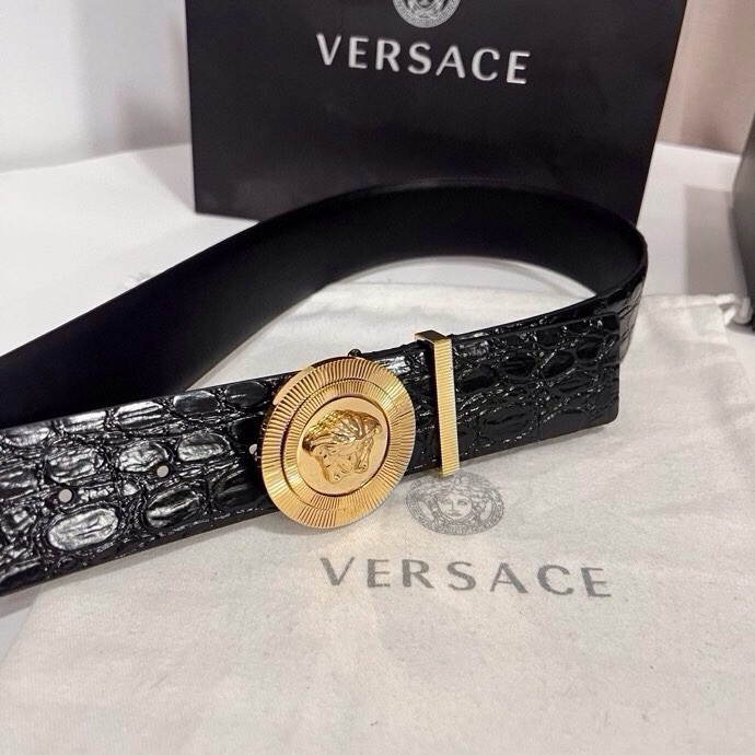 范思哲 这款皮带采用鳄鱼纹压花皮革制成，配有美杜莎大号搭扣和装饰性皮带环，4.0cm