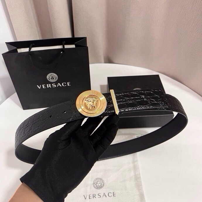 范思哲 这款皮带采用鳄鱼纹压花皮革制成，配有美杜莎大号搭扣和装饰性皮带环，4.0cm