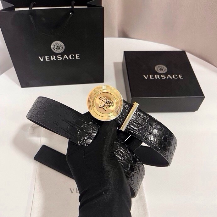 范思哲 这款皮带采用鳄鱼纹压花皮革制成，配有美杜莎大号搭扣和装饰性皮带环，4.0cm