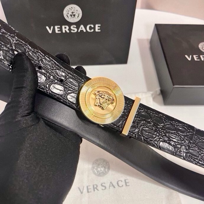 范思哲 这款皮带采用鳄鱼纹压花皮革制成，配有美杜莎大号搭扣和装饰性皮带环，4.0cm