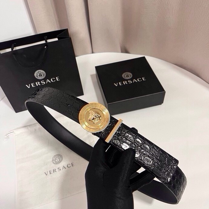 范思哲 这款皮带采用鳄鱼纹压花皮革制成，配有美杜莎大号搭扣和装饰性皮带环，4.0cm