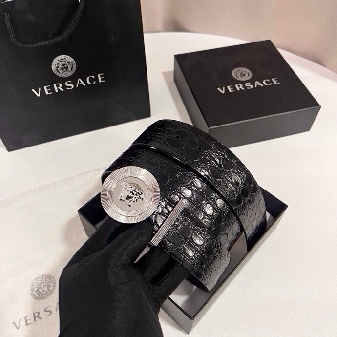 范思哲 这款皮带采用鳄鱼纹压花皮革制成，配有美杜莎大号搭扣和装饰性皮带环，4.0cm