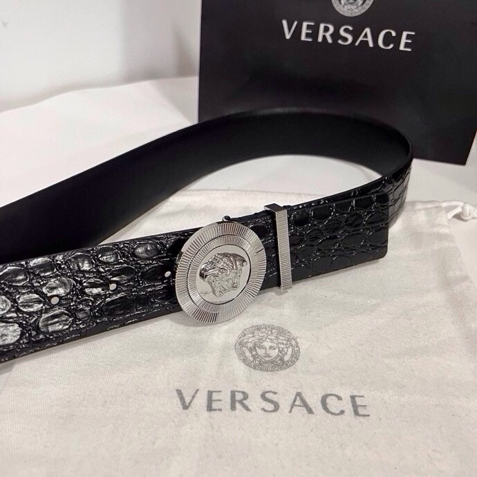 范思哲 这款皮带采用鳄鱼纹压花皮革制成，配有美杜莎大号搭扣和装饰性皮带环，4.0cm