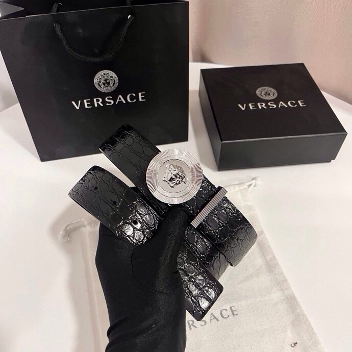 范思哲 这款皮带采用鳄鱼纹压花皮革制成，配有美杜莎大号搭扣和装饰性皮带环，4.0cm