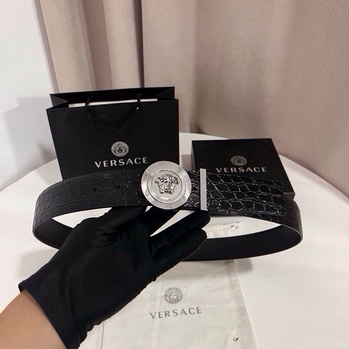 范思哲 这款皮带采用鳄鱼纹压花皮革制成，配有美杜莎大号搭扣和装饰性皮带环，4.0cm