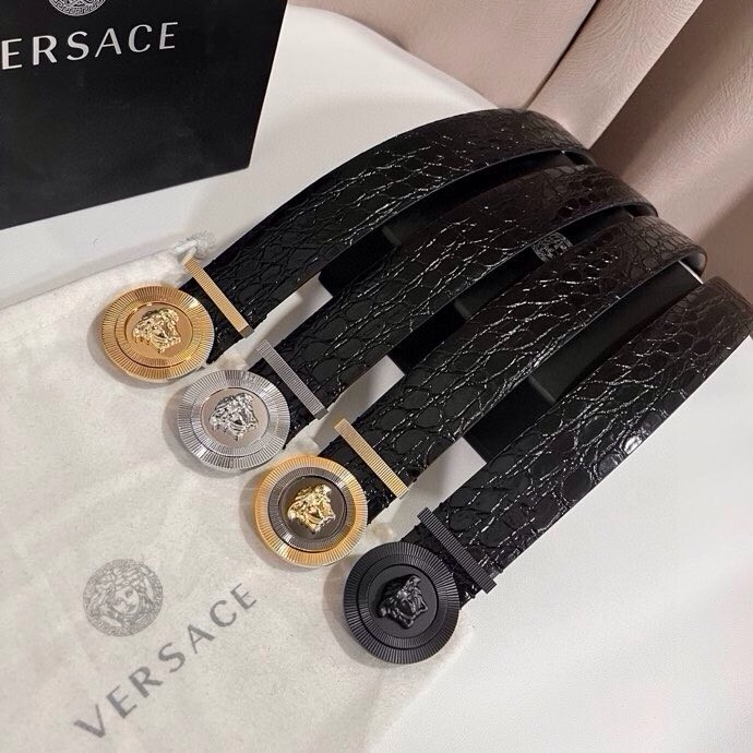 范思哲 这款皮带采用鳄鱼纹压花皮革制成，配有美杜莎大号搭扣和装饰性皮带环，4.0cm