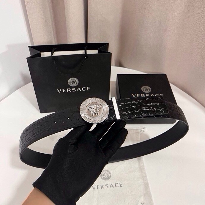 范思哲 这款皮带采用鳄鱼纹压花皮革制成，配有美杜莎大号搭扣和装饰性皮带环，4.0cm