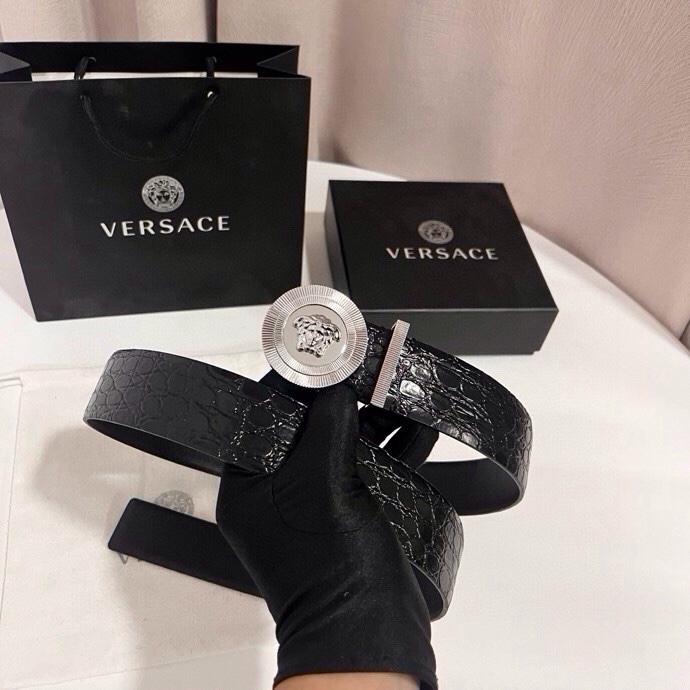 范思哲 这款皮带采用鳄鱼纹压花皮革制成，配有美杜莎大号搭扣和装饰性皮带环，4.0cm