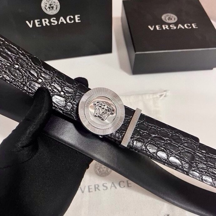 范思哲 这款皮带采用鳄鱼纹压花皮革制成，配有美杜莎大号搭扣和装饰性皮带环，4.0cm