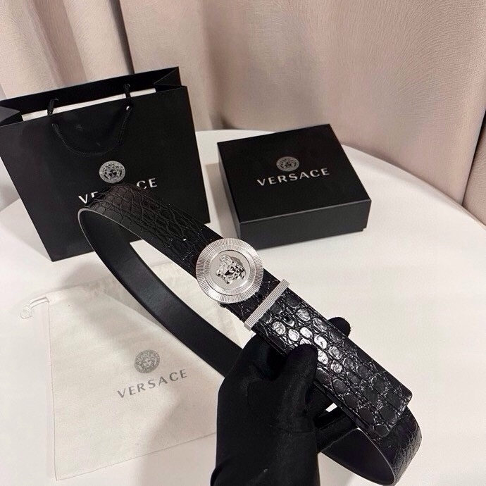 范思哲 这款皮带采用鳄鱼纹压花皮革制成，配有美杜莎大号搭扣和装饰性皮带环，4.0cm