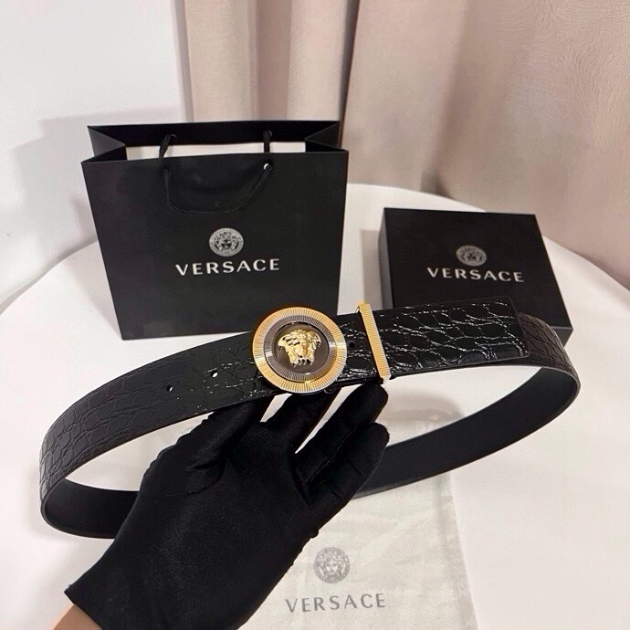 范思哲 这款皮带采用鳄鱼纹压花皮革制成，配有美杜莎大号搭扣和装饰性皮带环，4.0cm