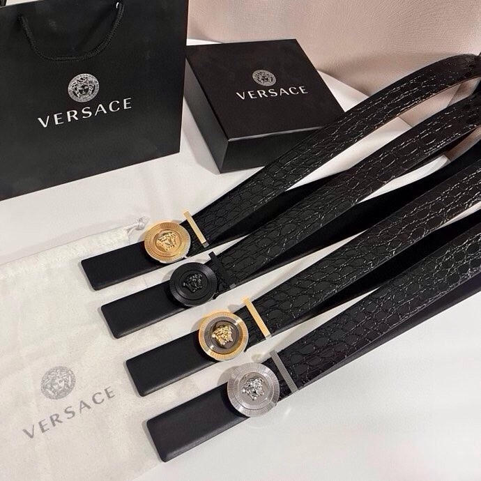 范思哲 这款皮带采用鳄鱼纹压花皮革制成，配有美杜莎大号搭扣和装饰性皮带环，4.0cm