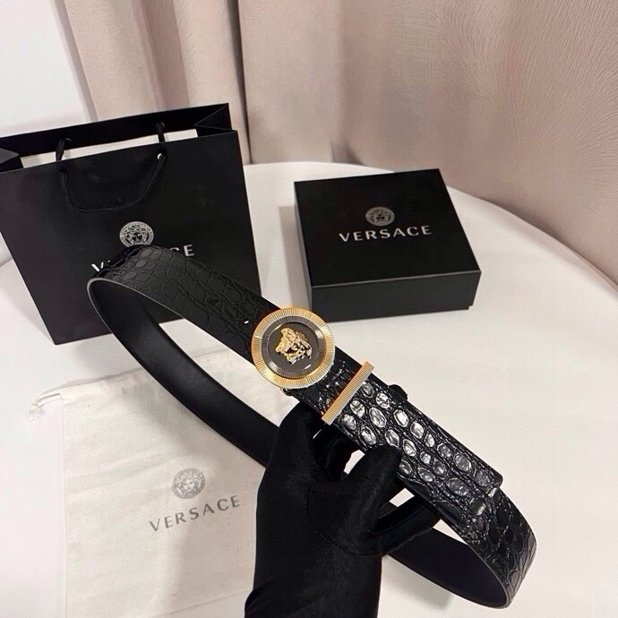 范思哲 这款皮带采用鳄鱼纹压花皮革制成，配有美杜莎大号搭扣和装饰性皮带环，4.0cm