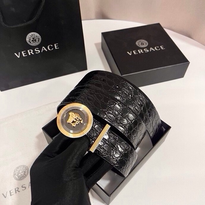 范思哲 这款皮带采用鳄鱼纹压花皮革制成，配有美杜莎大号搭扣和装饰性皮带环，4.0cm