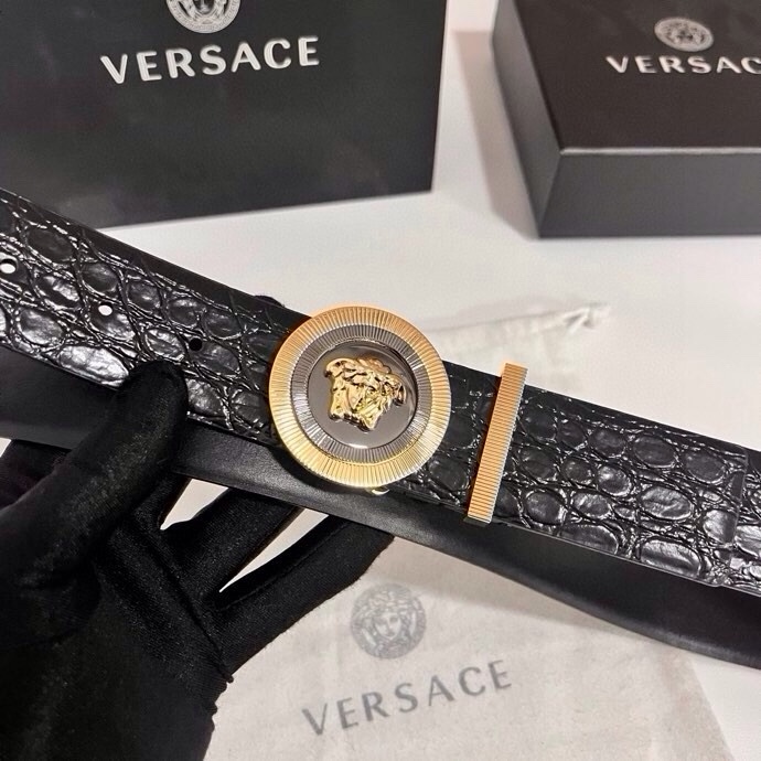 范思哲 这款皮带采用鳄鱼纹压花皮革制成，配有美杜莎大号搭扣和装饰性皮带环，4.0cm