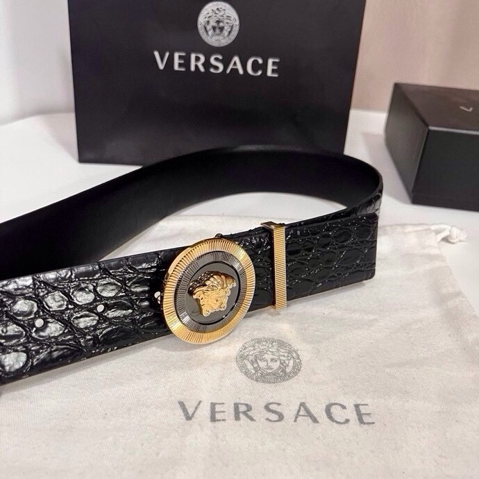 范思哲 这款皮带采用鳄鱼纹压花皮革制成，配有美杜莎大号搭扣和装饰性皮带环，4.0cm