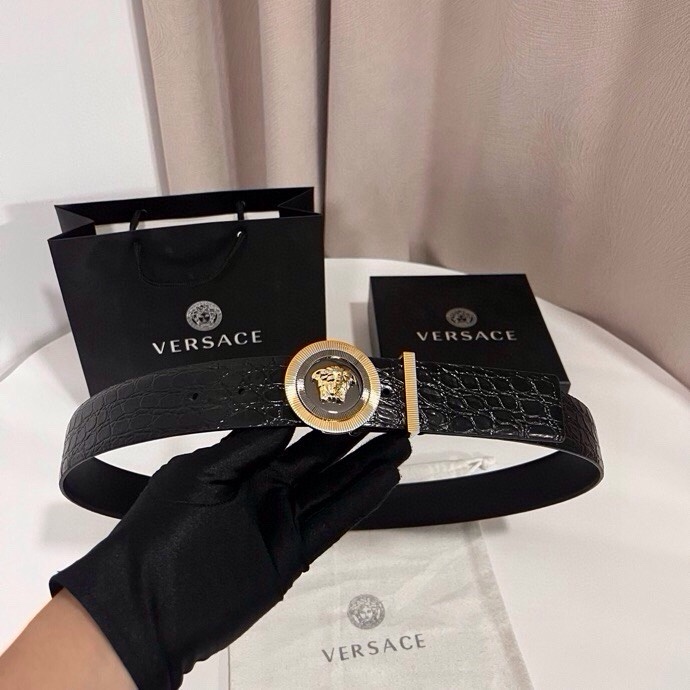 范思哲 这款皮带采用鳄鱼纹压花皮革制成，配有美杜莎大号搭扣和装饰性皮带环，4.0cm