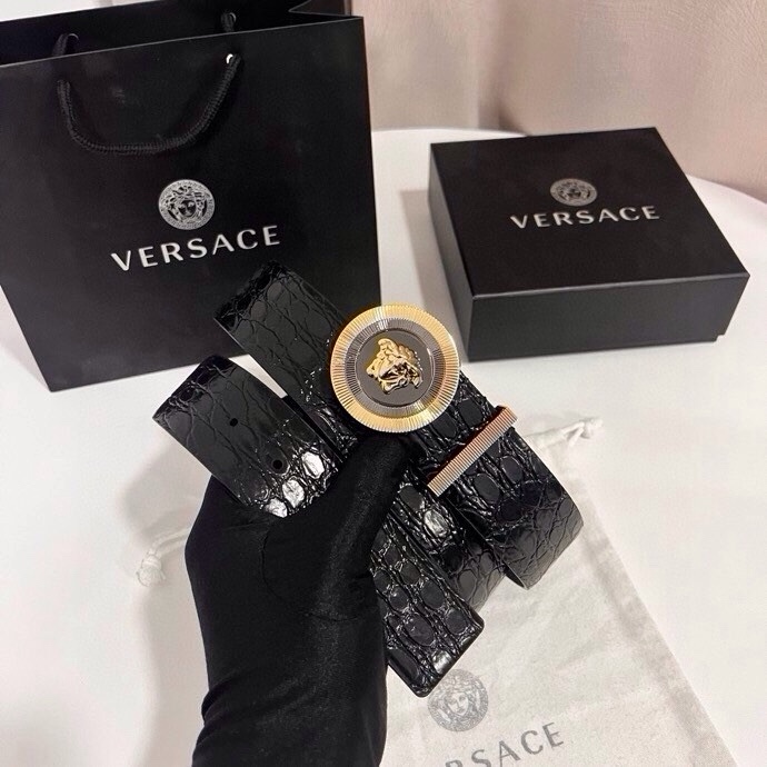 范思哲 这款皮带采用鳄鱼纹压花皮革制成，配有美杜莎大号搭扣和装饰性皮带环，4.0cm