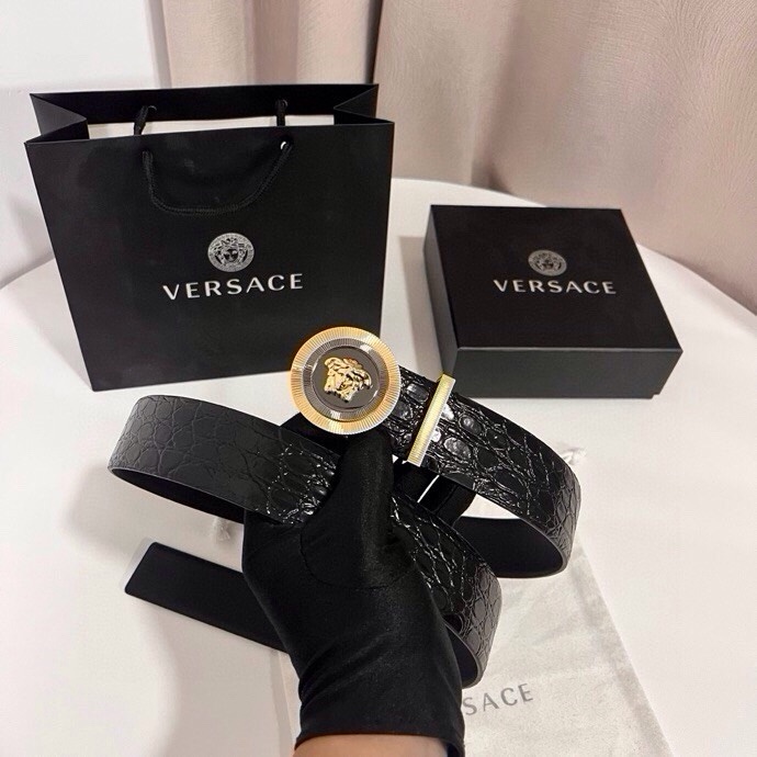 范思哲 这款皮带采用鳄鱼纹压花皮革制成，配有美杜莎大号搭扣和装饰性皮带环，4.0cm