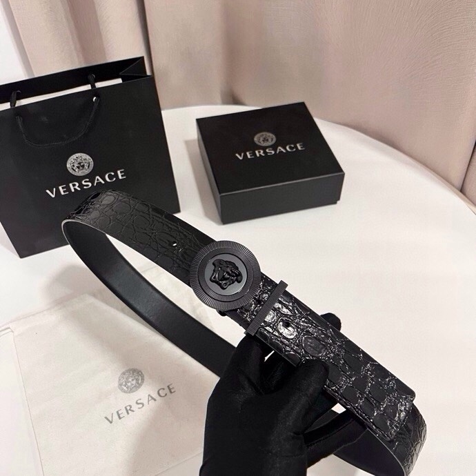 范思哲 这款皮带采用鳄鱼纹压花皮革制成，配有美杜莎大号搭扣和装饰性皮带环，4.0cm