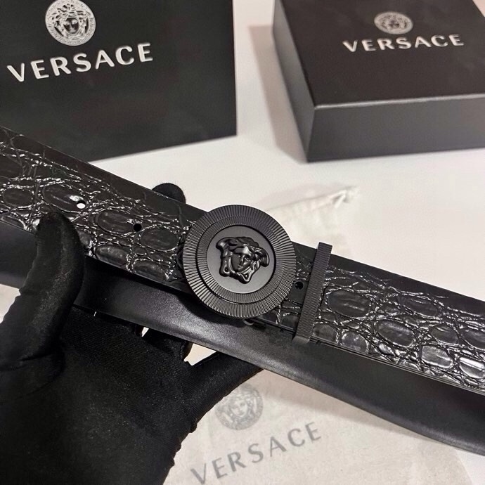 范思哲 这款皮带采用鳄鱼纹压花皮革制成，配有美杜莎大号搭扣和装饰性皮带环，4.0cm
