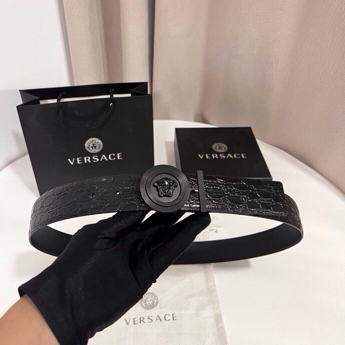 范思哲 这款皮带采用鳄鱼纹压花皮革制成，配有美杜莎大号搭扣和装饰性皮带环，4.0cm