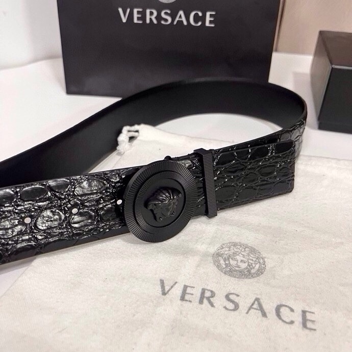 范思哲 这款皮带采用鳄鱼纹压花皮革制成，配有美杜莎大号搭扣和装饰性皮带环，4.0cm