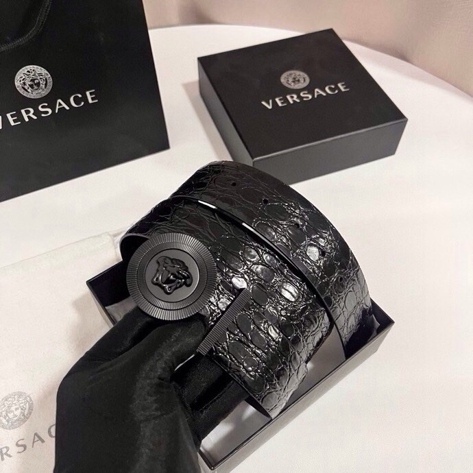 范思哲 这款皮带采用鳄鱼纹压花皮革制成，配有美杜莎大号搭扣和装饰性皮带环，4.0cm