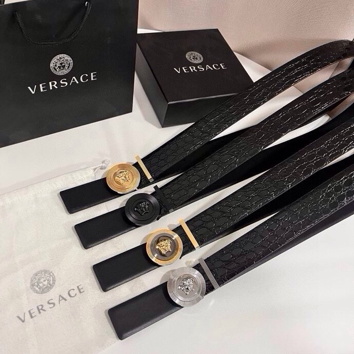 范思哲 这款皮带采用鳄鱼纹压花皮革制成，配有美杜莎大号搭扣和装饰性皮带环，4.0cm