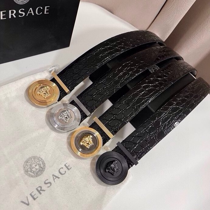 范思哲 这款皮带采用鳄鱼纹压花皮革制成，配有美杜莎大号搭扣和装饰性皮带环，4.0cm